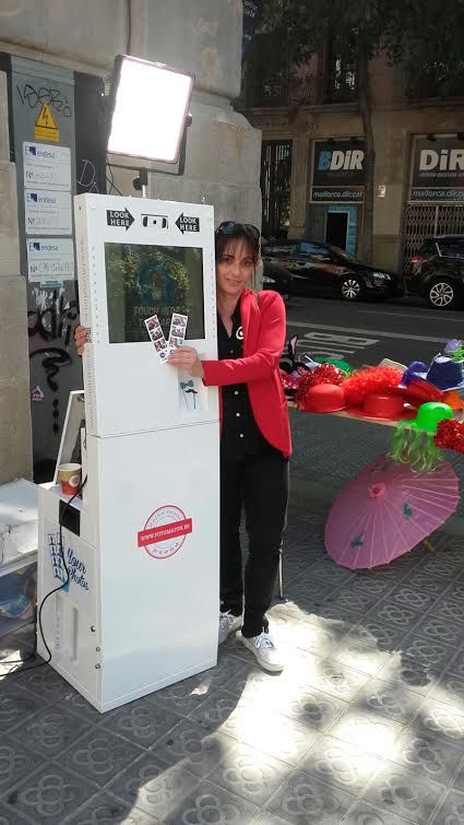 La dueña posando con un fotomatón